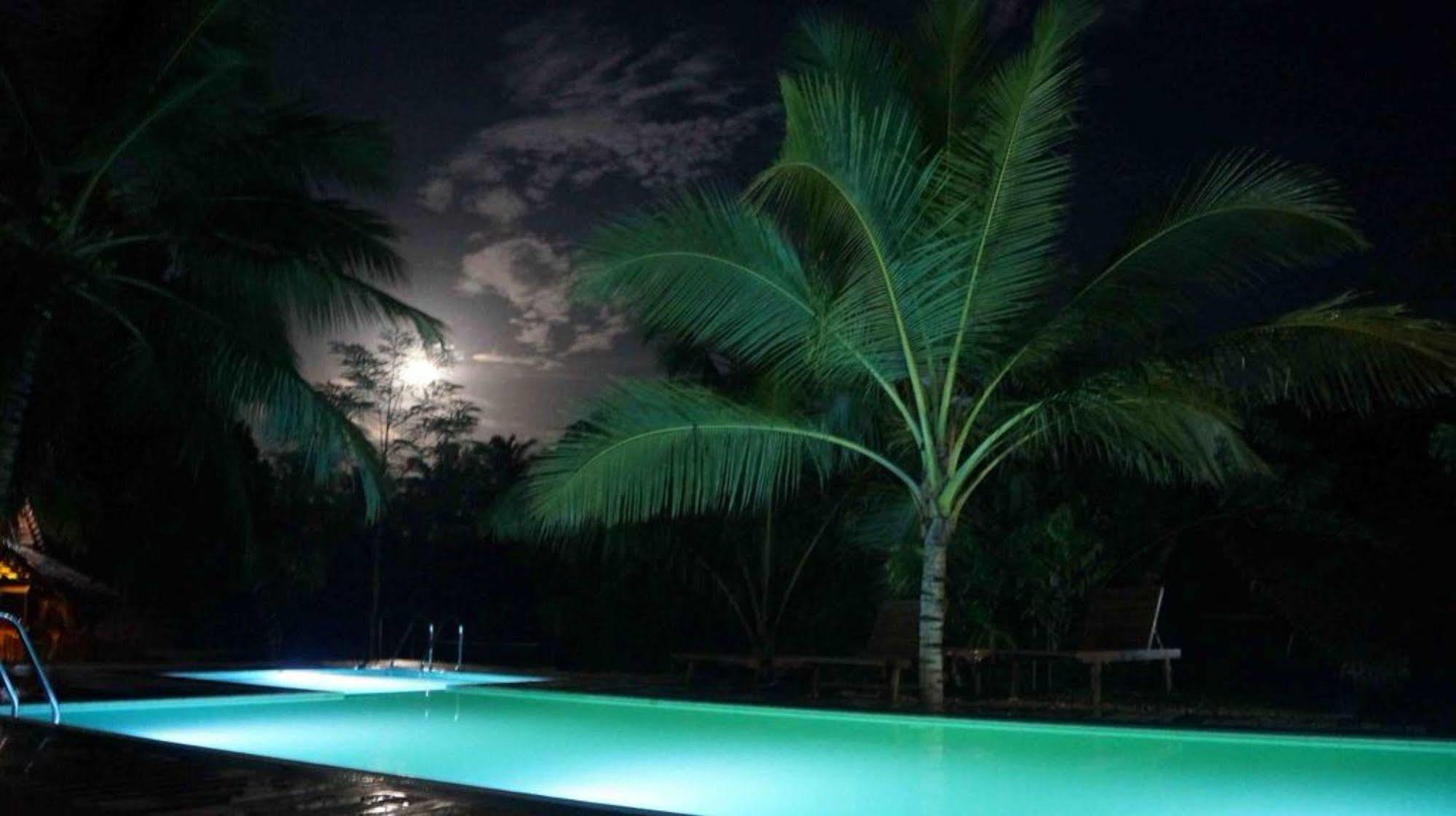 Athgira River Camping - อุดาวาลาเว ภายนอก รูปภาพ